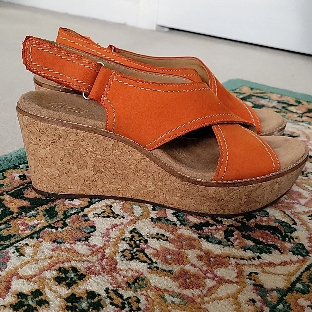 Clarks Genuine Leather Wedge Sandal w Velcro Strap - Picture 8 of 8